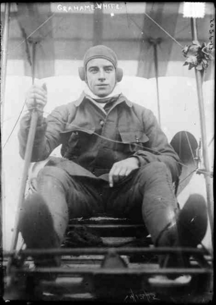 Claude Grahame-White in the exposed pilot position of an early aeroplane. (<a title="By Bain News Service [Public domain], via Wikimedia Commons" href="https://commons.wikimedia.org/wiki/File:Claude_grahame-white_on_aeroplane.jpg"><img width="256" alt="Claude grahame-white on aeroplane" src="https://upload.wikimedia.org/wikipedia/commons/thumb/4/4d/Claude_grahame-white_on_aeroplane.jpg/256px-Claude_grahame-white_on_aeroplane.jpg"></a>)